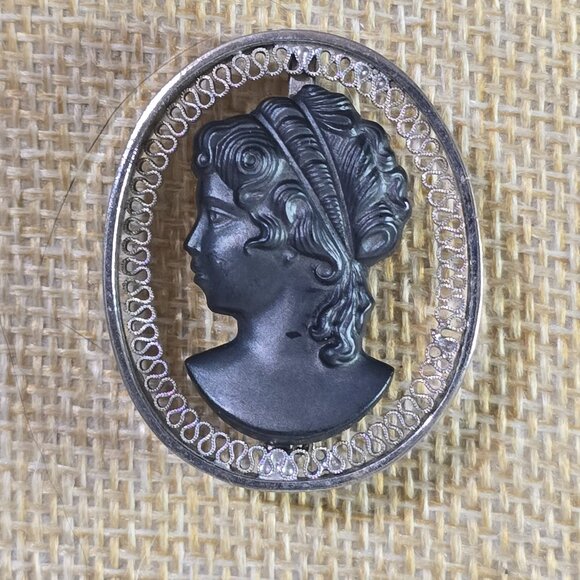 Unknown Jewelry - Vintage Suspended Black Glass Cameo Oval Silver Tone Brooch